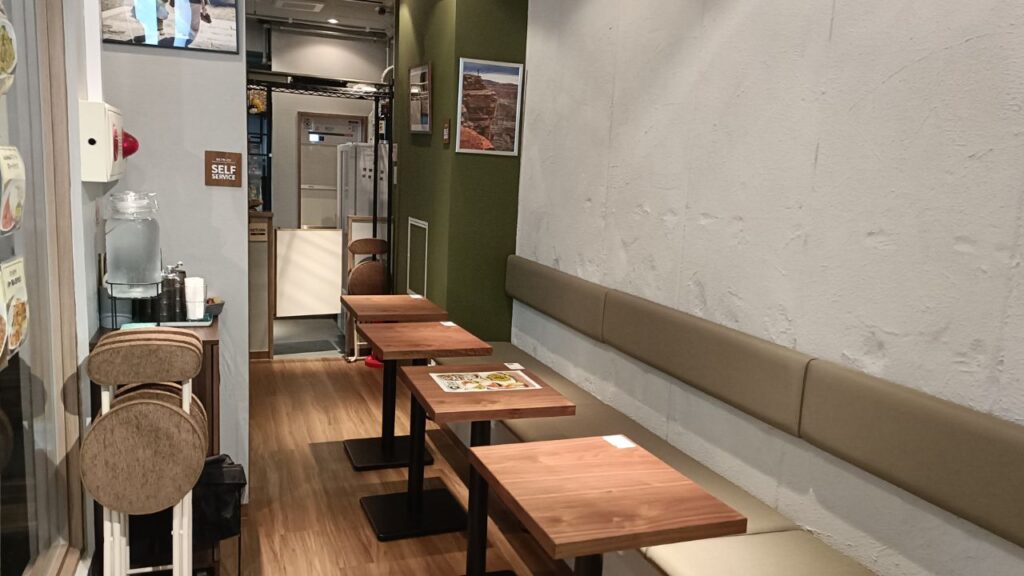 テンカフェの中の机