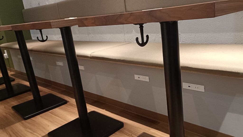 電源もフックもあるテーブル