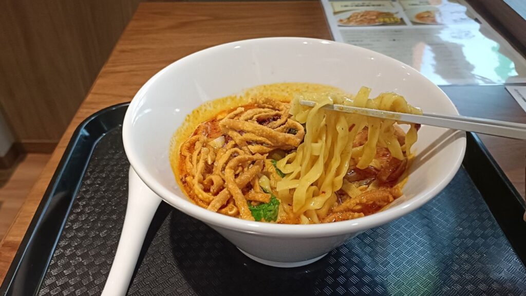 箸で麺を救い上げている