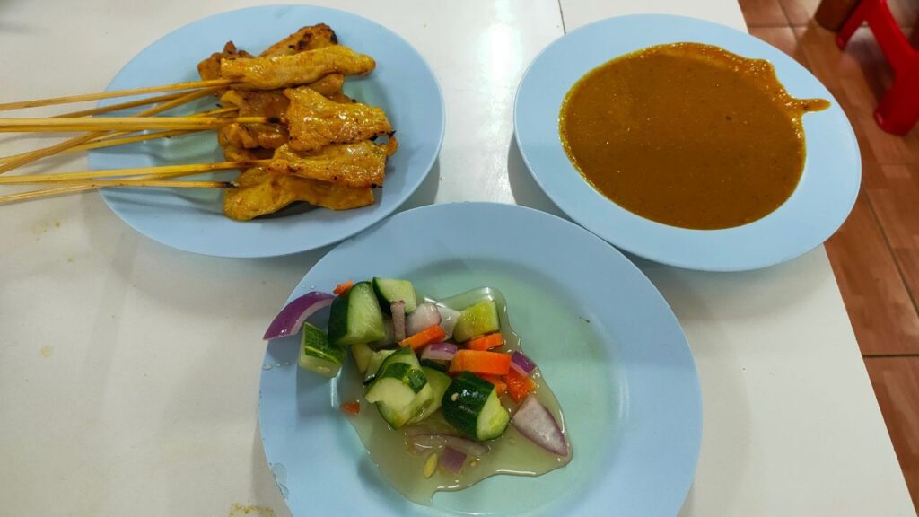 タイの焼き鳥と漬物