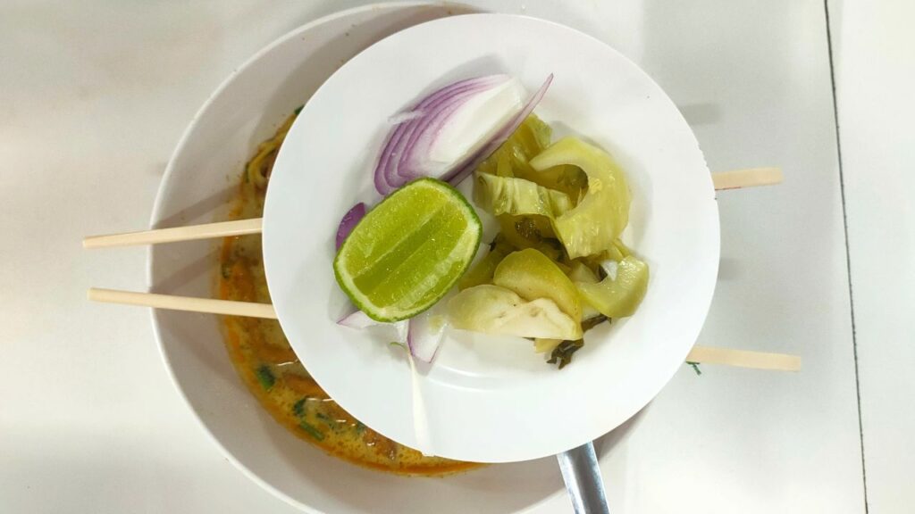 お椀の上にお皿が載っている